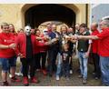 Bild: kaz
Der Countdown läuft: Am 12. und 13. Juli feiern die Metal-Band "Hämatom" und die Troglauer ihr 20-jähriges Bandjubiläum auf dem Kemnather Stadtplatz. Zur finalen Besprechung samt Bierverkostung trafen sich die Verantwortlichen in der Klosterbrauerei. Auf dem Bild von links: Helmut Koller, Carolin Böckl, Maria Heser, Jacek "Ost" Zyla, Marco Schäffler, Angie Scherm, Thorsten "Nord" Scharf, Peter Kreuzer, Roman Schäffler, Thomas "Domml" Wöhrl, Luis Scherm, Mike Raps, Daniel "Danny" Raps, Johannes Ponnath, Christian Beck und Wolfgang Weber.