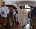 Bild: hme
Matthias Merkl segnet die Gottesdienstbesucher mit Weihwasser