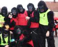 Archivbild: mrr
Die Spieler der A-Jugend des 1. FC Rieden waren 2023 am Faschingszug als Gorillas verkleidet. Nachdem eine damals 13-Jährige behauptet hatte, ein als Gorilla verkleideter Mann habe ihr einen Masskrug ins Gesicht geworfen, kamen sie kurzzeitig in Bedrängnis. Nun hat eine Gerichtsverhandlung offenbart, dass es Masskrug werfende Gorillas nie gegeben hat.