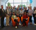Bild: H. Gehmacher, VR Bank Mittlere Oberpfalz eG/exb
Nach der Gewinnübergabe: (stehend von links) Bernhard Werner, Georg Schuh, Josef Graf, Dietmar Zwick, Johann Baumer, Ansgar Forster, Karsten Gieselmann, Freya Stöckl, Roland Lückert, Stefanie Fünffinger, Gabriella Goldschmidt, Birgit Pflaum, Desiree Vogl, Marina Dirschwigl; (sitzend von links) Simone Baier und Marion Ziegler.