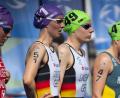 Bild: Jan Pappenfuß/dpa
Marlene Gomez-Göggel (Zweite von links) beim Hamburg-Triathlon 2023: Die gebürtige Weidenerin würde beim weltweit größten Triathlon gerne an den fünften Platz vom letzten Jahr anknüpfen.