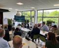Bild: Coworkem/exb
Thomas Völkl, Geschäftsführer im Coworking-Space in Kemnath, hatte zum Vortrag mit Philip Baumann eingeladen. Er arbeitete lange bei Ecosia, einer Suchmaschine im Internet, die Bäume pflanzt und heute als größter privater Waldaufforster in Europa gilt.