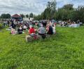 Bild: Stefanie Gradl
Dicht umlagert ist der Pavillon in den Vilsauen, als das Nachwuchsorchester des Musikvereins gekonnt und flott zum Picknick-Konzert aufspielt.