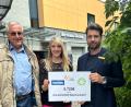 Bild: Fichtelgebirgsverein Wunsiedel/exb
FGV-Hauptvorstand Rainer Schreier und Marketingleiterin Carolin Gley sowie Center-Manager Fabian Paschl freuten sich über das erwanderte Spendenergebnis.