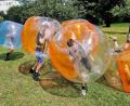 Bild: R. Kreuzer
Die Kinder vergnügen sich beim Bubble-Soccer.