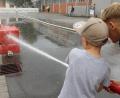 Bild: mfh
Bei Kindern beliebt, von Eltern mit der Ermahnung belegt, sich nicht nass zu machen: An der Spritze herrschte bei der Feuerwehr-Kirwa stets Betrieb.