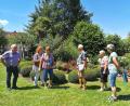 Bild: Portner
Die Kommission des Gartenwettbewerbs vom Kreisverband für Gartenbau und Landespflege Schwandorf besichtigt einen Oberviechtacher Privatgarten. Mit dabei sind (von rechts) Rita Schwandner, Agnes Feuerer, Audi Lurbiecki, Regina Rauch und Heidi Schmid sowie der örtliche OGV-Vorsitzende Karl Ruhland.