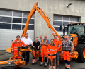 Bild: jp
Der Kastler Bauhof hat einen neuen Kommunaltraktor mit Tandem-Mähbalken erhalten, der den Straßenunterhalt wesentlich vereinfacht. Bürgermeister Stefan Braun (Zweiter von links) freut sich mit den Bauhofmitarbeitern über das neue Gerät, das die Arbeit erleichtert.