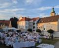 Bild: pz
Eine besondere Stimmung herrschte bei angenehmen Temperaturen selbst spätabends noch beim „Dîner en Blanc" in den Neuen Gärten in Waldsassen. Für den jüngsten Besucher an einem der Tische war eine Spieldecke am Rand der Grünfläche ausgelegt.