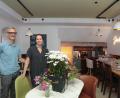 Bild: WOLFGANG STEINBACHER
Was zuvor eine Shisha-Bar mit dunklen Wänden war erstrahlt nun in einem hellen, freundlichen Ambiente, das ein bisschen an die französische Bretagne erinnern soll: André Mure und seine Frau Marian sind stolz auf ihre Brasserie im Herzen der Sulzbach-Rosenberger Altstadt.