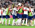 Bild: Bernd Thissen/dpa
Englands Spieler bejubeln das Tor zum 2:1.