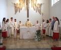 Bild: rha
Mit Stadtpfarrer Pater Robin Xavier stehen beim gemeinsamen Pfarrfestgottesdienst auch Ministranten aus den drei Pfarreien Vilseck, Schlicht und Sorghof am Altar.
