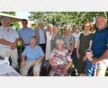 Bild: no
Der Jubilar Herbert Nägerl mit Ehefrau Anni Nägerl (beide sitzend) mit Wolfgang Stowasser (Gartenbauverein Illschwang), Zweitem Bürgermeister Benjamin Hiltl, Pfarrer Thomas Schertel, Tochter Barbara, Tochter Christa, Ulrike Heldrich und Stefan Herzog (SV Illschwang), Schwiegertochter Susanne, Urenkel Karl und Sohn Hans-Jürgen (stehend, von links).