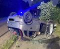 Bild: PI NEW
Das Auto einer Frau aus Floß blieb nach einem Unfall auf dem Dach liegen.