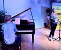 Bild: Krones
Anita Kinscher am Klavier und Märchenerzählerin Sabine Kreiner bestritten den Abend in der Kulturscheune Elbart.