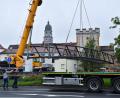 Bild: Stephan Huber
Mit Hilfe eines großen Autokrans wurde der Basteigsteg in Amberg am frühen Mittwochmorgen auf einen Lastwagen gehoben und zur Renovierung abtransportiert.