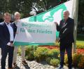 Bild: Christina Geiger/exb
Weidens Bürgermeister Jens Meyer, Reinhold Wildenauer und Lothar Höher (von links) hissen gemeinsam die Flagge der Aktion "Mayors for Peace".