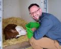 Bild: no
Sichtlich Freude hat Pfarrer Johannes Arweck dabei, dem eine Stunde zuvor geborenen Kälbchen aus einem Nuckeleimer seine erste Milch zu geben.