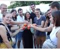 Bild: hm
Gute Laune: Die Besucher genießen das Angebot und freuen sich über ein gelungenes und geselliges Pfreimder Bürgerfest.