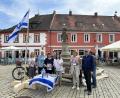Bild: Andreas Royer 
Die christlich geprägte Missionsgemeinschaft Offene Tür setzte am Tag der Solidarität mit Israel und den Juden am Löwenbrunnen in Sulzbach-Rosenberg mit einer Mahnwache ein Zeichen.