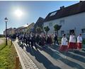 Bild: Heiner Reber
Bei strahlendem Sonnenschein bewegt sich der Festzug zur Kirche Sankt Johannes der Täufer.