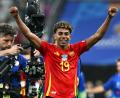 Bild: Peter Kneffel/dpa
Spaniens Lamine Yamal feiert den 2:1-Sieg gegen Frankreich.