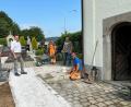 Bild: bey
Mitarbeiter des Städtischen Bauhofs Pleystein legen einen barrierefreien Zuweg auf dem Friedhof an. Bürgermeister Rainer Rewitzer (links) überzeugt sich vom Fortschritt der Arbeiten.