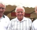 Bild: Hirsch
Pilot und Fluglehrer Rudolf Böhm (Mitte) kann auf 10.000 Flugstunden zurückblicken. Das wollten die Vorsitzenden des Aero-Clubs Schmidgaden, Anton Prüfling (links) und Martin Janz (rechts), bei einem Sommerfest feiern.