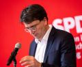 Bild: Peter Kneffel/dpa
Am Ende wurde der Druck auf Bayerns SPD-Chef Florian von Brunn zu groß.