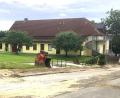Bild: wro
Das Kinderhaus Sankt Marien befindet sich inmitten eines Wohngebietes zwischen der Klostergasse und der Marienstraße in Fuchsmühl, die derzeit eine Baustelle ist.