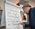 Archivbild: rgr
Hubert Treml beim Dichten. Für seine Mundartlyrik wurde er nun vom Bezirk ausgezeichnet.