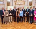 Bild: Uwe Moosburger
Landrat Richard Reisinger, Laura Frenzel, Wilhelm Koch, Dr. Jürgen Helmes (IHK Regensburg), Martina Schierer, Prof. Dr. Clemens Bulitta (OTH Amberg-Weiden), Ilsa Danziger, Heimat- und Finanzminister Albert Füracker, Prof. Dr. Matthias Obergrießer, Dr. Georg Haber (Handwerkskammer Niederbayern-Oberpfalz) Brigitte Herzog und Bezirkstagspräsident Franz Löffler. (von links nach rechts)