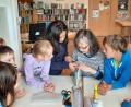 Bild: Grundschule Immenreuth/exb
Die Schüler der beiden Kombiklassen 1/2 halfen Büchereileiterin Anita Reichenberger (Zweite von rechts) dabei, Bücher zu Büchereibüchern zu machen. Dazu musste unter anderem jeweils der Signaturaufkleber auf dem Buchrücken platziert werden.