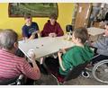 Bild: Stiftland-Gymnasium/exb
Mitglieder des Projekt-Seminars beim Schafkopfen mit den Senioren.