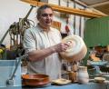 Bild: Miriam Zeh/exb
„Hin und wieder werde ich angerufen und jemand bestellt was Handgedrechseltes. Zum Beispiel eine Kinderrassel oder einen Brottopf aus Zirben-Holz mit Deckel“, erzählt der Schreinermeister.