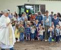 Bild: R. Kreuzer
Pfarrer Thomas Jeschner segnet im Beisein der Kinder den neuen Spielplatz.