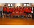 Bild: pop
Beim Empfang im Rathaus trägt sich die Aufsteiger-Mannschaft ins Goldene Buch (sitzend, von links): Trainer Johann Flierl, Mannschaftsführer Marco Pirzer, SV-Vorsitzender Markus Hummel. Eingerahmt sind die Spieler von den beiden Bürgermeistern Mathias Huger (links) und Peter Braun (rechts).