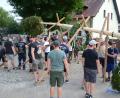 Archivbild: kki
In Pirk hieven die Kirwaburschen den Baum diesen Sonntag wieder mit Muskelkraft in die Höhe.