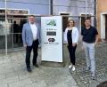 Bild: Stefanie Gradl
Bürgermeister Hans-Martin Schertl (von links) freut sich, dass in das frühere Raiffeisengebäude mit den Firmenbüros von Claudia Donhauser und Markus Graf wieder neues Leben einkehrt.