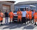 Bild: bö
Die Marktgemeinde Schmidmühlen hat mit der Anschaffung eines Kleintransporters in die Fahrzeug-Ausstattung des Bauhofes investiert. Im Beisein von Bürgermeister Peter Braun (Mitte) wird das neue Fahrzeug von Iveco-Vertriebsassistent Marko Korene (Zweiter von links) übergeben.