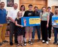 Bild: Katholische Öffentliche Bücherei Immenreuth/exb
Im Bild von links: Burkhard Butz (Kommunalbetreuer des Bayernwerks), Pfarrer Markus Bruckner, Lotta Stahl (Büchereiteam), Maria Bock (Pfarrgemeinderat), Philipp Stahl (Büchereiteam), Bürgermeister Thomas Kaufmann, Paula und Monika Stahl (Büchereiteam), Büchereileiterin Anita Reichenberger.
