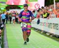 Bild: MarathonFoto
Am Ziel: Stephanie Schüler läuft Abends um 20.31 Uhr ins Ziel der Challenge Roth. Sie war den ganzen Tag unterwegs, ist abgekämpft – aber vor allem glücklich.
