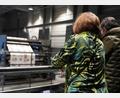 Bild: Fröhler, Laura
Auf der Besuchergalerie hat man den richtigen Blick auf die Druckmaschine. Um 21.15 Uhr geht der Andruck los. Eine Papierrolle ist nach 22 Minuten aufgebraucht.