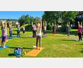 Bild: u
14 Frauen folgen der Einladung des Katholischen Frauenbunds zu einer Frühaufsteher-Yogarunde auf dem ehemaligen Fußballplatz der SpVgg Weiße Erde an der Kolpingstraße.