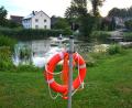 Bild: jr
Noch ist das angestrebte Sicherheitskonzept für das Freizeitareal in Bad Neualbenreuth nicht fertiggestellt. Mittlerweile wurden aber schon Rettungsringe rund um den Dorfteich angebracht.