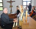 Bild: dob
Albert Sommer sauste wie ein Tausendsassa zwischen Empore und Altarraum hin und her. Auf der Sandtner-Orgel begleitete er verschiedene Werke. Im Hintergrund Johannes Gruber an der Trompete, der die Vohenstrauß-Fanfare eigens für das Jubiläum schrieb.
