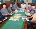 Bild: dob
Bei der offiziellen Vorstellung des Jubiläumsbildbands haben sich (von links) Michaela Wolfinger, Karl Ochantel, Peter Staniczek, Stefan Hartwig, Uli Münchmeier, Heinrich Aichinger, Rudolf Großmann und Alfons Sier noch einmal im kleinen Rathaussaal versammelt.