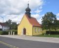 Bild: fz
Der neu gestaltete Ortsmittelpunkt von Meerbodenreuth. Die Sanierung der Kapelle ist abgeschlossen.