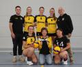 Bild: Andreas Emmel
Neuzugänge mit Trainer und Abteilungsleitung: (oben von links) Alexander Wagner (Co-Trainer), Hannah Heimburger, Conny Sollfrank, Sara Sasic, Andreas Wagner (Trainer); (vorne von links) Lea Schmeiduch, Abteilungsleiterin Monika Hecken-Emmel und Johanna Kreß.