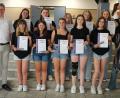 Bild: Hirsch
Projektleiter Christoph Melzl (links) und Lehrerin Liane Schuster (rechts) überreichten den Teilnehmerinnen an der "Girls`Day Akademie" die Zertifikate.
